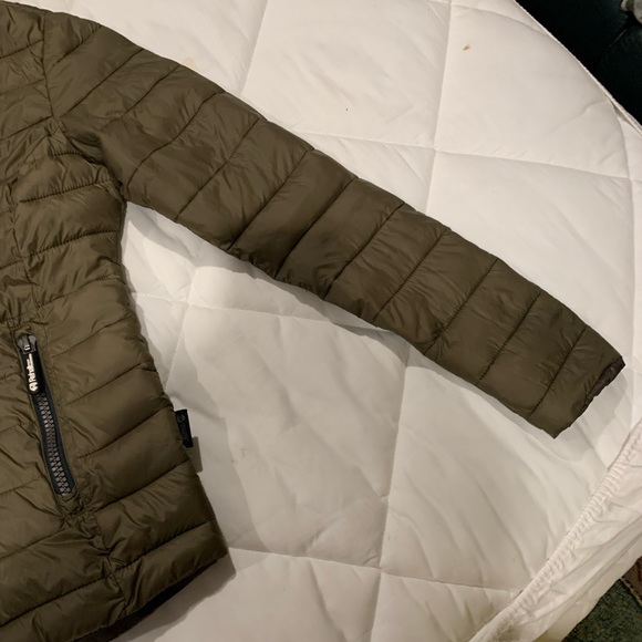 EUC reversible light weight down filled jacket. - Picture 6 of 11